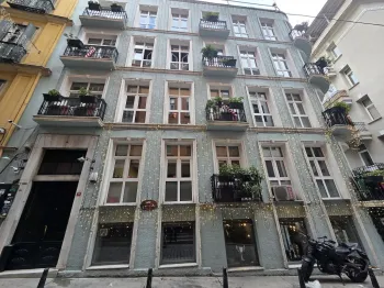 Tarihi İstanbul binasında Galata ikinci el daire
